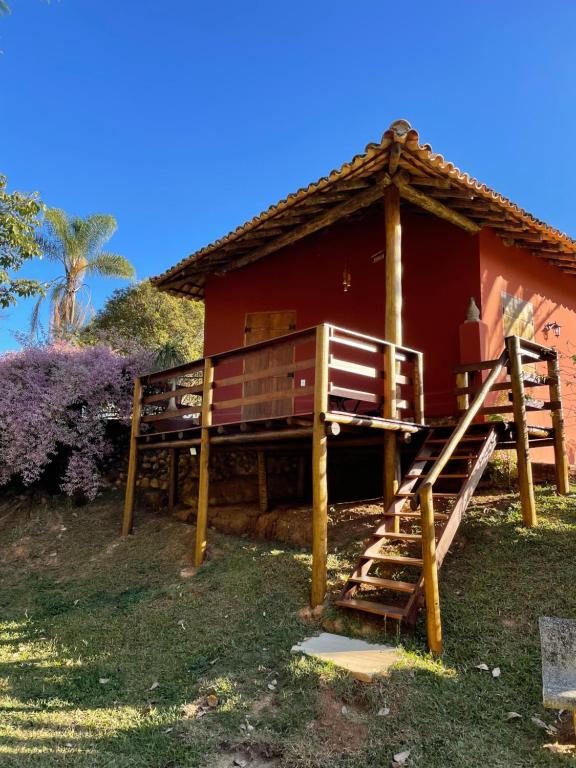 Chalé de madeira com terraço no jardim
